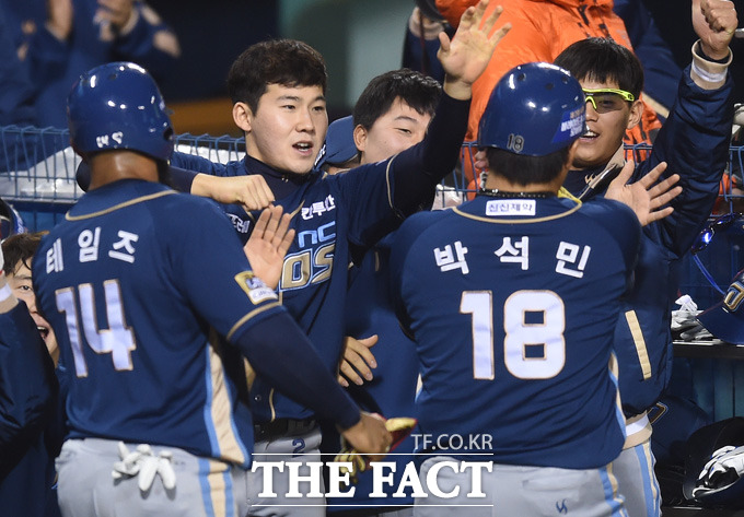 3회초 만루서 NC 이종욱의 2타점 2루타 때 득점에 성공한 박석민, 테임즈가 동료들의 환영을 받고 있다.