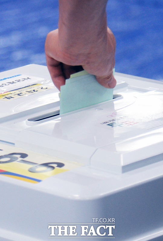 20대 국회의원선거의 사전투표가 8~9일 이틀간 전국 3511곳에서 실시한다. 투표 시간은 오전 6시부터 오후 6시까지다./이효균 기자