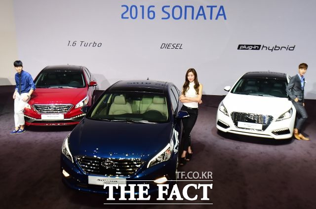 현대자동차의 2016년형 쏘나타는 기존 2.0 가솔린 중심의 라인업에서 1.7 디젤, 1.6 터보, 플러그인하이브리드 모델을 추가해 고객 선택의 폭을 넓혔다. /더팩트 DB