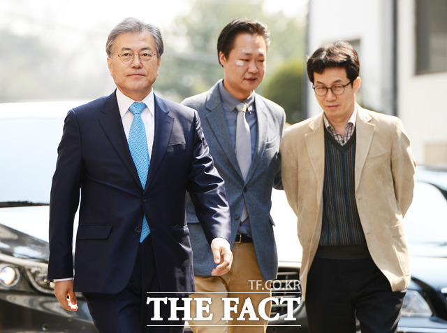 더불어민주당 문재인(왼쪽) 전 대표가 8~9일 호남을 방문한다. 문 전 대표가 지난달 22일 당무를 거부한 김종인 비상대책위원회 대표를 설득하기 위해 급히 상경해 김 대표의 서울 구기동 자택으로 들어서고 있다./배정한 기자