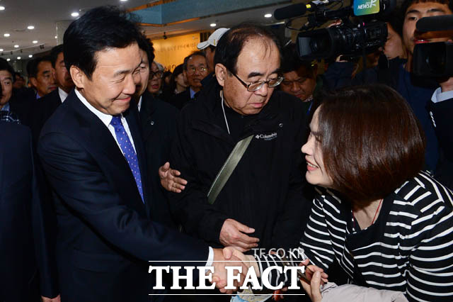 손 전 고문이 경기도 남양주시 다산유적지에서 열린 다산 정약용 선생 서세 180주기 묘제에 참석해 시민과 악수하고 있다./남윤호 기자