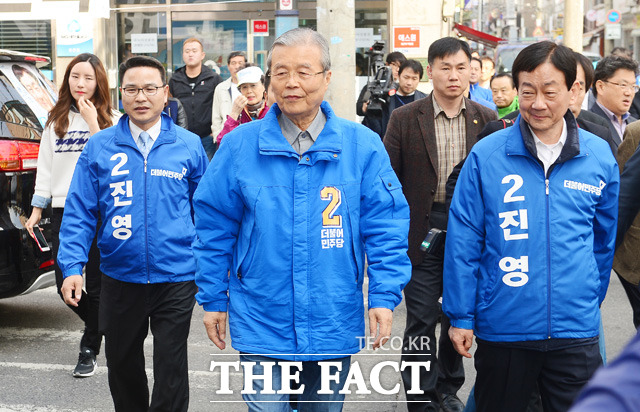 용산구에 출마한 진영 후보 지원유세에 나선 김종인 대표./배정한 기자