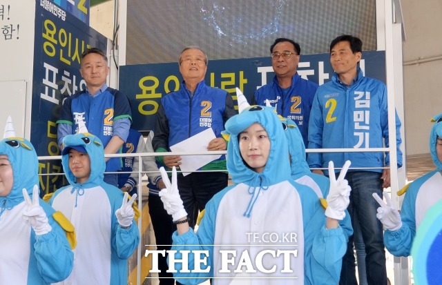 김종인 더불어민주당 대표가 지난 4일 오후 경기도 용인시 죽전역 앞에서 4.13총선 용인 을병정 지역구 김민기, 이우현, 표창원 후보 지원유세를 하고 있다./문병희 기자