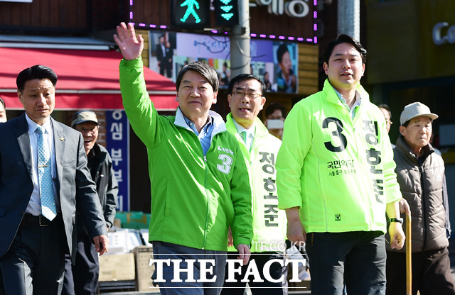 정호준 국민의당 후보(중구성동을)와 함께 선거 유세에 나선 안철수 국민의당 상임공동대표./배정한 기자