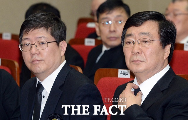 고 김대중 대통령 3남 김홍걸(왼쪽) 더불어민주당 국민통합위원장은 8일 MBC 라디오 신동호의 시선집중과 인터뷰에서 문재인 전 대표의 광주 방문에 대해 지금이라도 결정한 것은 잘한 것이라고 긍정적으로 평가했다./임영무 기자