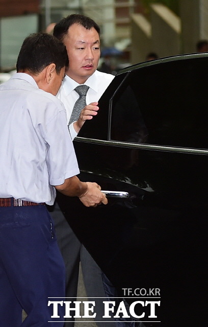 정일선 현대비앤지스틸 사장이 자신의 수행기사에게 폭언과 욕설, 폭행을 일삼은 사실이 드러났다. 사진은 지난해 8월 고 변중석 여사의 제사에 참석한 정일선 사장의 모습./ 더팩트DB