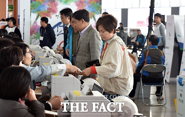 제20회 국회의원선거 사전투표 첫날인 8일 오전 서울역 3층 대합실에 마련된 남영동 사전투표소를 찾은 시민들이 소중한 한표를 행사하고 있다./서울역=이새롬 기자