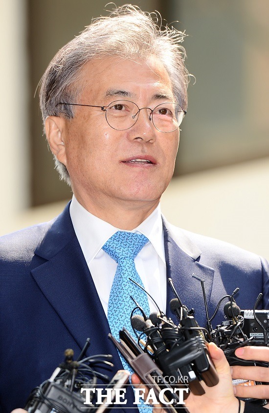 문재인 더불어민주당 전 대표는 8일 광주시 북구 운정동에 있는 국립 5·18 민주묘지를 참배한 뒤 기자들과 만나 광주시민들이 저에게 실망하고 질책하는 것을 달게 받겠다고 말했다. /배정한 기자