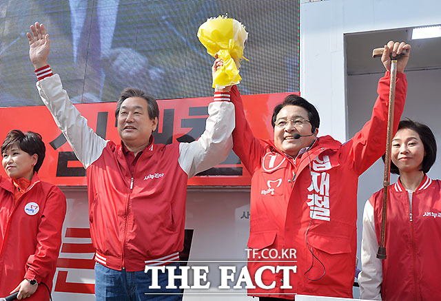 김무성 새누리당 대표가 지난 5일 오전 경기도 안양시 범계역 앞에서 안양동안을 심재철 후보 지원 유세를 펼치고 있다./문병희 기자