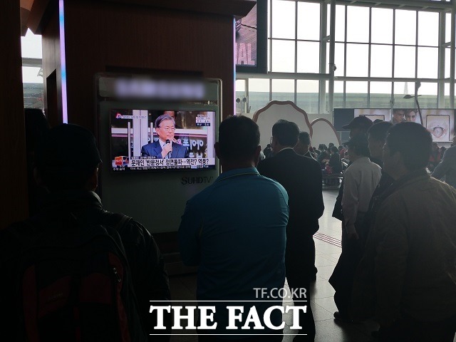 8일 오후 서울역 3층 대합실에 마련된 사전투표소 옆에서 시민들이 뉴스를 시청하고 있다./서울역=신진환 기자