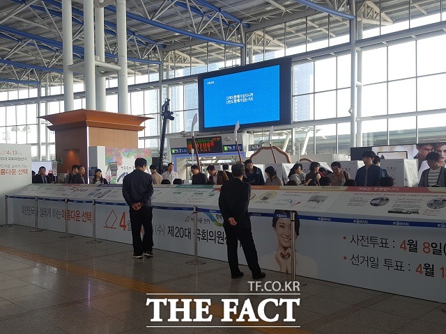 8일 오후 서울역 3층 대합실에 마련된 사전투표소에 시민들이 투표하기 위해 줄을 서 있다./서울역=이철영 기자