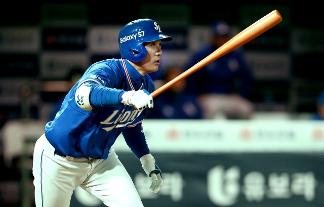 이승엽 회춘 모드! 이승엽이 7일 kt전에서 오로지 기술만으로 시즌 2호 홈런을 터뜨리며 노익장을 자랑했다. / 삼성 라이온즈 제공