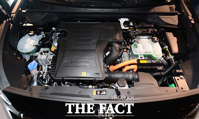 니로는 하이브리드 전용으로 개발한 신형 카파 1.6 GDI 엔진과 32kW급 모터 시스템이 적용돼 최고 출력 141마력, 시스템 최대 토크 27.0kgf.m의 동력성능을 발휘한다. / 더팩트 DB