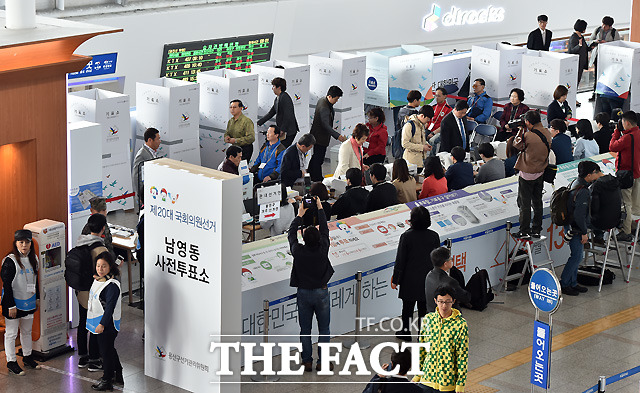 제20회 국회의원선거 사전투표 첫날인 8일 오전 서울역 3층 대합실에 마련된 남영동 사전투표소를 찾은 시민들이 소중한 한표를 행사하고 있다./이새롬 기자