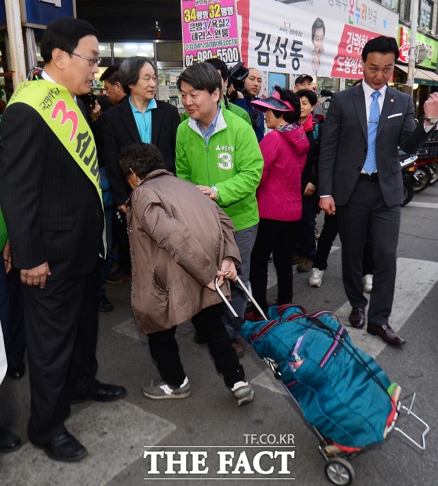 안철수 국민의당 상임 공동대표가 지난 4일 오후 서울 도봉구 방학2동 도깨비시장을 찾아 손동호 도봉을 후보의 지원 유세를 하고 있다./이새롬 기자