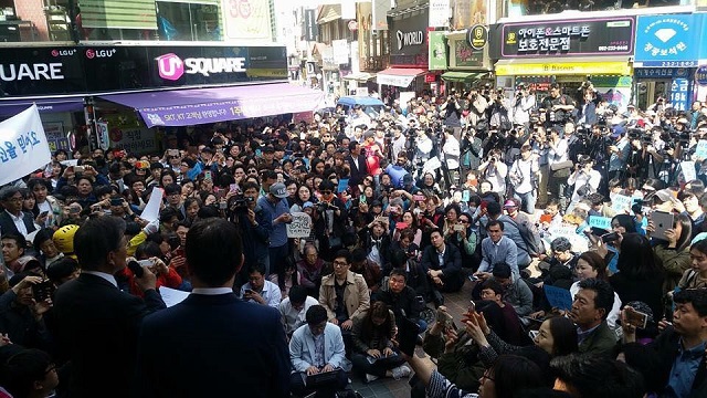 문재인 전 더불어민주당 대표가 8일 오후 광주 충장로에서 기자회견을 하고 있다. /김광진 더민주 의원 SNS