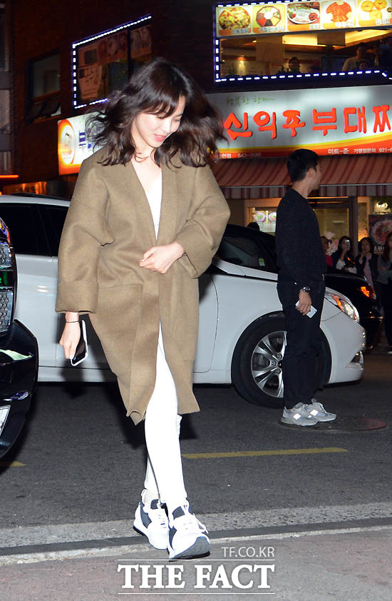 회식 장소에 들어가는 송혜교. 송혜교는 회식을 하던 가게 가장 안쪽 자리에 앉아 이야기꽃을 피웠다. /이효균 기자