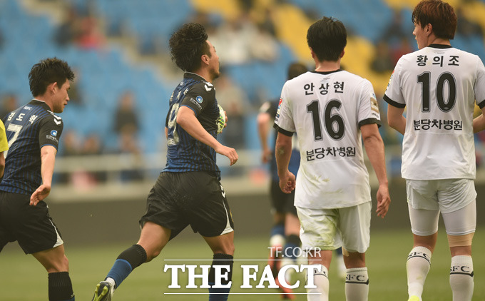 인천 송제헌이 전반 페널티킥을 성공시킨 뒤 볼을 가지고 센터서클로 가져가고 있다.