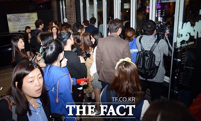 회식에 몰려든 취재진과 팬들. 태양의 후예 회식 소식에 배우를 보기 위한 수많은 인파가 몰렸다. /이효균 기자