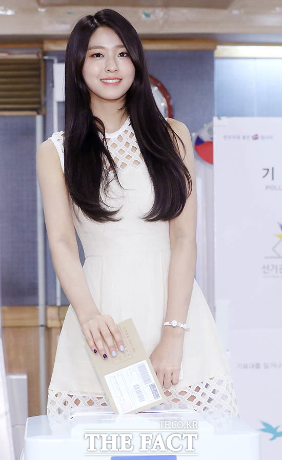 그룹 AOA 설현이 8일 오후 서울 청담동 주민센터에서 2016 제20대 국회의원선거 사전투표하고 있다./이효균 기자