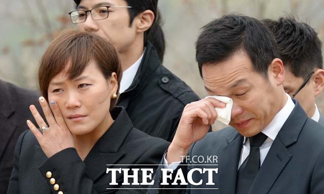 장남 승훈씨와 아내 김소연씨가 눈물을 훔치고 있다.