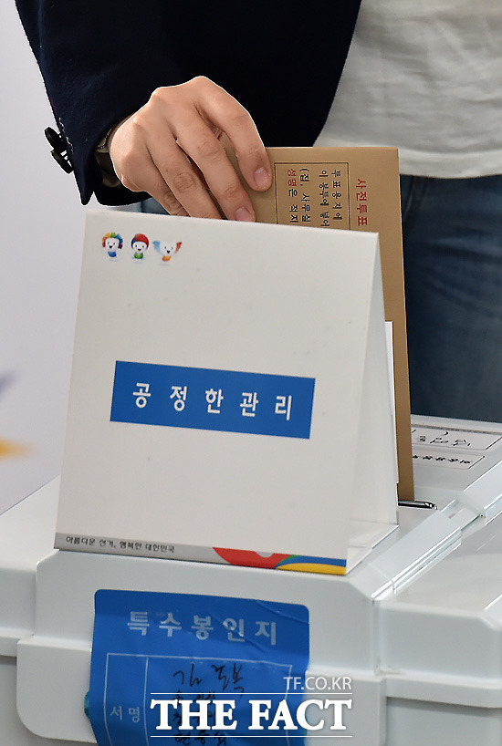 제20회 국회의원선거 사전투표 첫날인 8일 오전 서울역 3층 대합실에 마련된 남영동 사전투표소를 찾은 시민들이 소중한 한표를 행사하고 있다./이새롬 기자