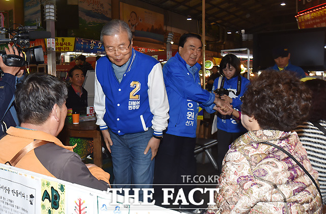 정장선 더민주 선거대책본부장은 10일 국회에서 기자 간담회를 갖고 4·13 총선 의석수와 관련해 새누리당은 180석을 가져갈 수 있고, 우리는 비례대표를 합해도 100석도 어렵다고 관측했다. 사진은 김종인 더불어민주당 비상대책위원회 대표(가운데)가 8일 오후 경기 의정부역 일대를 찾아 의정부갑 문희상 후보의 지원 유세를 하고 있다./이새롬 기자