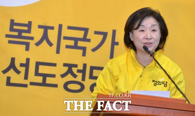 심상정 정의당 고양갑 후보는 10일 김무성 대표가 고양 화정역에서 지원유세를 진행하며 자당 후보의 당선 시 예산 폭탄을 터뜨리겠다고 발언한 데 대해 대한민국 살림살이가 어려워지고 있는데 동네, 동네, 전국 곳곳에 다니면서 예산 폭탄 투하하면 대한민국은 폭삭 망한다고 비판했다./문병희 기자