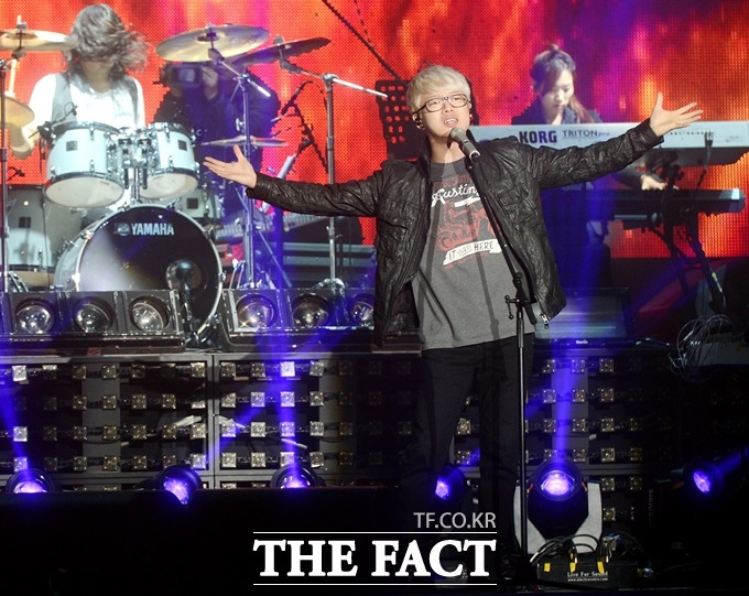 복면가왕 음악대장은 국카스텐 하현우? 누리꾼들이 6연승에 성공한 MBC 일밤-복면가왕 우리동네 음악대장을 국카스텐 하현우로 추정하고 있다. /더팩트 DB