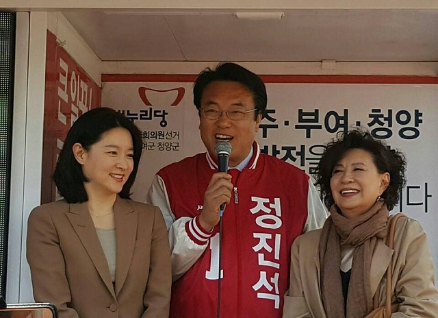 배우 이영애(왼쪽)와 문희(오른쪽) 씨가 11일 충남 공주시 공주산성시장 앞에서 정진석 새누리당 후보(충남 공주·부여·청양)의 유세를 지원했다./정진석 후보 페이스북 갈무리