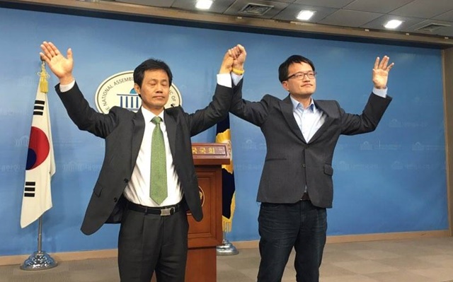 박주민(오른쪽) 더민주 후보와 김신호 국민의당 후보는 10일 오후 국회에서 기자회견을 열고 단일 후보로 박주민 후보가 선출됐다고 밝혔다./박주민 페이스북
