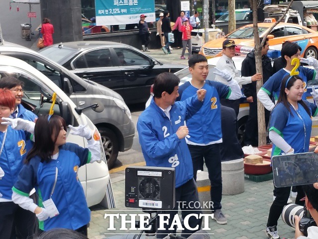 진영(가운데·용산) 더불어민주당 후보가 12일 서울 용산구 후암동의 후암시장 앞에서 더민주 로고송에 맞춰 춤을 추고 있다.