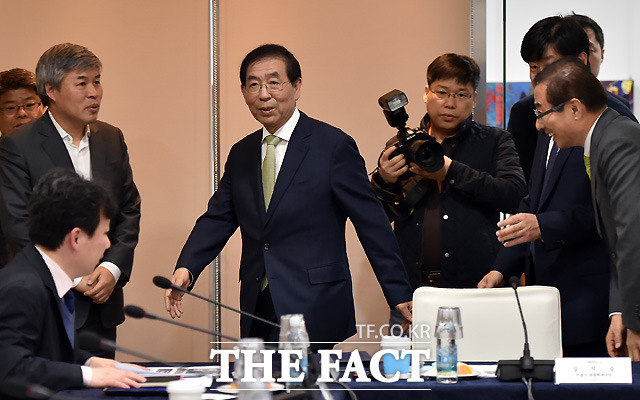 박원순 서울시장은 4·13 총선을 하루 앞둔 12일 오후 4시 20분 서울 종로구 가회동투표소(북촌로 4길 7, 재동초등학교)를 찾아 투표소 준비상황을 점검한다./이새롬 기자