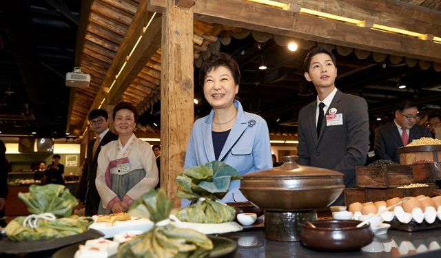 박근혜 대통령이 11일 오전 서울 문화창조벤처단지에서 열린 K-Style Hub 한식문화관 개관식에 참석, 시찰하고 있다. /청와대 제공