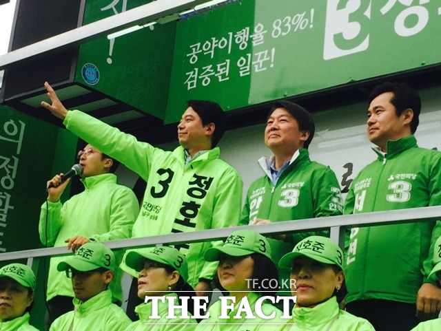 안철수(오른쪽 두 번째) 국민의당 대표는 같은 날 인천 후보 합동유세에서 지금까지 1,2번에게 너무 많은 기회가 주어졌다면서 국민의당에 투표를 하시면 정치가 국민을 무서워하게 된다고 거듭 호소했다. 안 대표가 서울 중·성동을 정호준 후보의 지지를 호소하고 있다./중성동을=서민지 기자