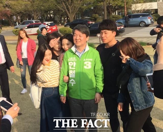 국회 잔디광장에서 학생들과 사진 찍는 안 대표./국회=서민지 기자