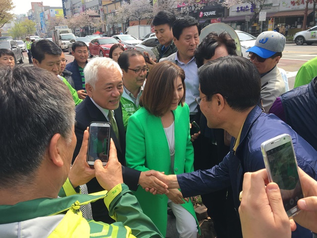 거리 유세에서 지지자와 악수하는 김 의원 부부./김한길 페이스북