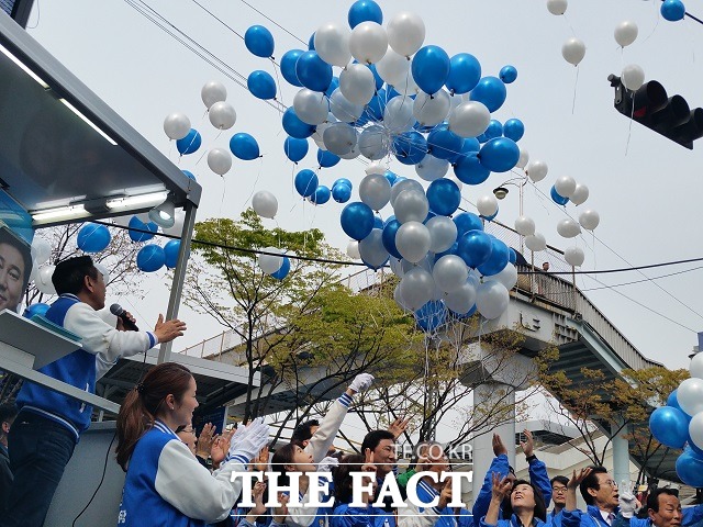 더불어민주당 유세단이 12일 오후 서울 노량진역 앞에서 풍선을 띄우고 있다./노량진=신진환 기자