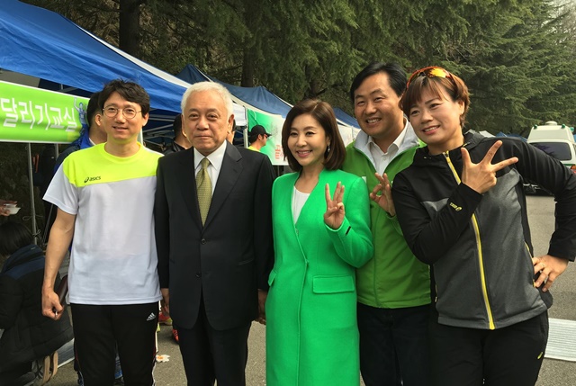 내조의 여왕 배우 최명길(왼쪽 세 번째) 씨가 10일 남편 김한길(왼쪽 두 번째) 국민의당 의원의 지원사격에 나섰다./김한길 페이스북