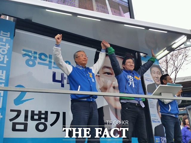 김종인(왼쪽) 더민주 대표는 이날 오후 서울 동작갑 김병기 후보 지원유세에서 우리 경제상황이 어려운데도 정부 여당이 무슨 짓을 하느냐. 기껏 한다는 소리가 대기업에 돈을 풀어주면 고용 창출한다고 한다고 비판했다. 김병기 후보의 손을 들고 지지를 호소하는 김 대표./동작갑=신진환 기자