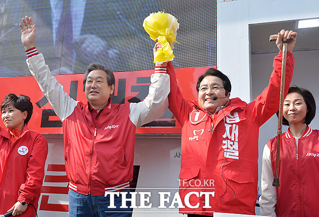 김무성(왼쪽 두 번째)새누리당 대표는 신설 선거구인 경기 수원무 정미경 후보 지원유세에서 이번 선거에서 수원의 발전에 발목을 잡는 무능한 야당을 심판해 주시기 바란다고 강조했다. 김 대표가 지난 5일 오전 경기도 안양시 범계역 앞에서 안양동안을 심재철 후보 지원 유세를 펼치고 있다./문병희 기자