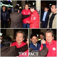 [TF사진관] '괜찮아, 당대표야!'…기습 포옹에도 여유로운 김무성 대표