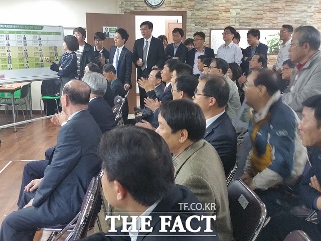 13일 오후 광주 서구 금호동에 있는 천정배 국민의당 후보 사무실에서 지상파 3사의 천 후보의 당선이 유력하다는 출구조사 결과 지지자들이 자리를 박차고 있다./광주=신진환 기자