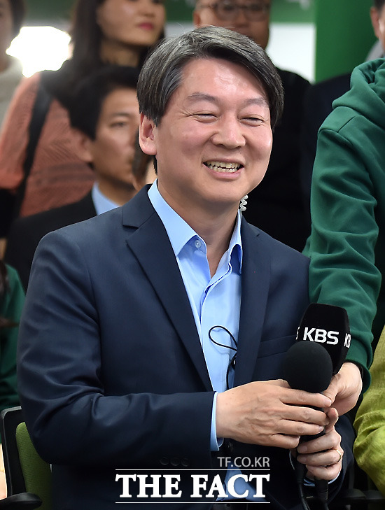 안철수 국민의당 상임 공동대표가 제20대 국회의원선거 투표가 마감된 13일 오후 서울 마포 국민의당 당사를 찾아 인터뷰에 앞서 웃음 짓고 있다./마포=이새롬 기자
