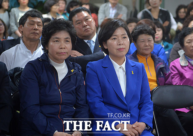 20대 총선 더불어민주당 광주 서구을 양향자(가운데) 후보가 13일 오후 광주광역시 서구 금호동에 있는 선거사무소에서 출구조사를 본 뒤 덤덤한 표정을 짓고 있다./광주=문병희 기자