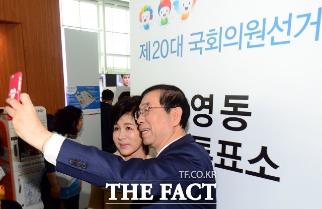 박원순 서울시장(오른쪽)과 부인 강난희 씨가 지난 8일 오전 서울역 3층 대합실에 마련된 남영동 사전투표소를 찾아 소중한 한표를 행사한 뒤 인증사진을 찍고 있다./이새롬 기자