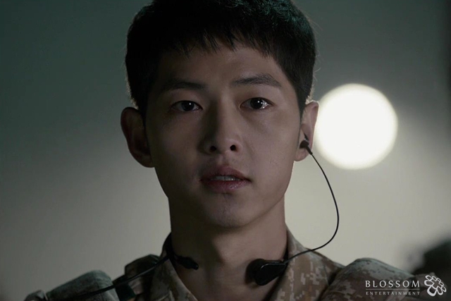 태양의 후예에 출연하며 여심을 사로잡고 있는 송중기. 송중기는 드라마에서 멋진 매력을 뽐낸다./블러썸엔터테인먼트 제공