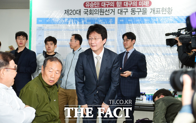 유 후보가 선거사무소에서 지지자들과 인사를 하고 있다. /대구=배정한 기자