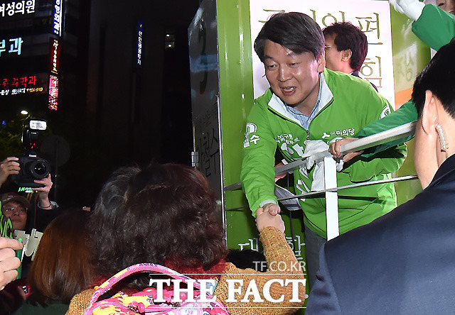 서울 노원병 후보인 안철수 국민의당 상임 공동대표가 제20대 국회의원선거를 하루 앞둔 12일 오후 서울 노원구 상계동 롯데백화점 앞에서 막바지 선거 유세를 하고 있다./노원병=이새롬 기자