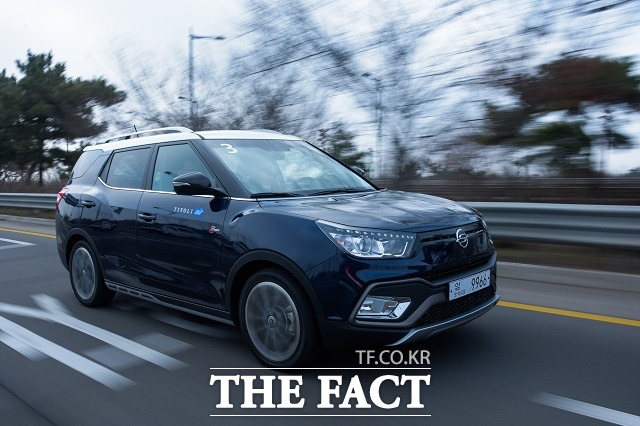 지난 3월초 국내 시장에 첫발을 내디딘 티볼리 에어는 지난 8일 영업일 기준 일 평균 180대~200대의 계약 건수를 이어가며 출시 한 달 만에 누적 계약 건수 5100여 대를 기록하며 흥행몰이에 나서고 있다.